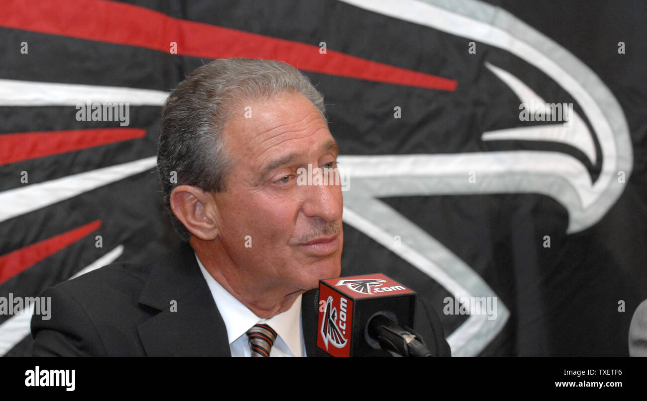 Falcons' Arthur Blank on Michael Vick: 'Deeply disappointed and betrayed'