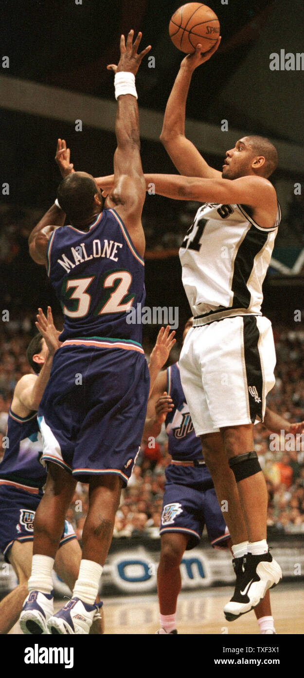 SAP2000011005-10 JANUARY 2000-SAN ANTONIO, TEXAS, USA; San Antonio Spur Tim Duncan (21) goes up over Karl Malone (32) of the Utah Jazz. Duncan scored a career high 46 points as the Spurs rallied to defeat the Jazz 93-86.  jm  /Joe Mitchell UPI Stock Photo