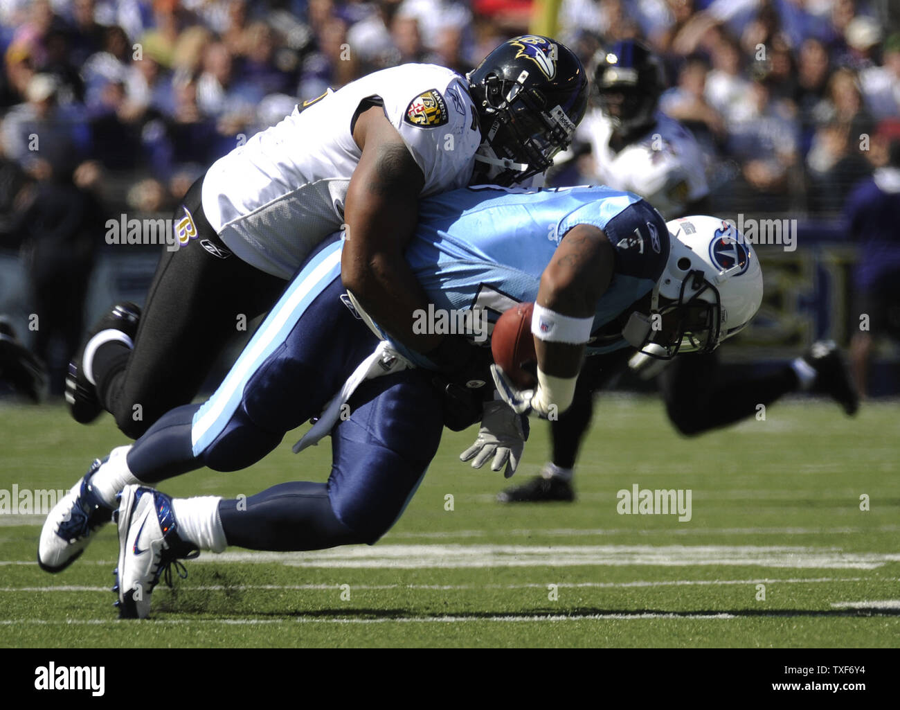 Baltimore Ravens' Ray Lewis tackles New York Jets' Dustin Keller