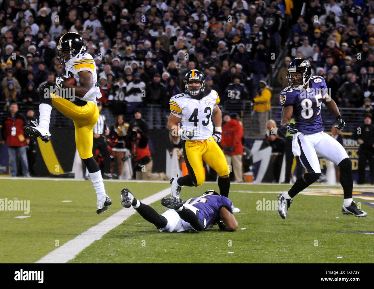 Pittsburgh Steelers cornerback William Gay (22) intercepts a pass