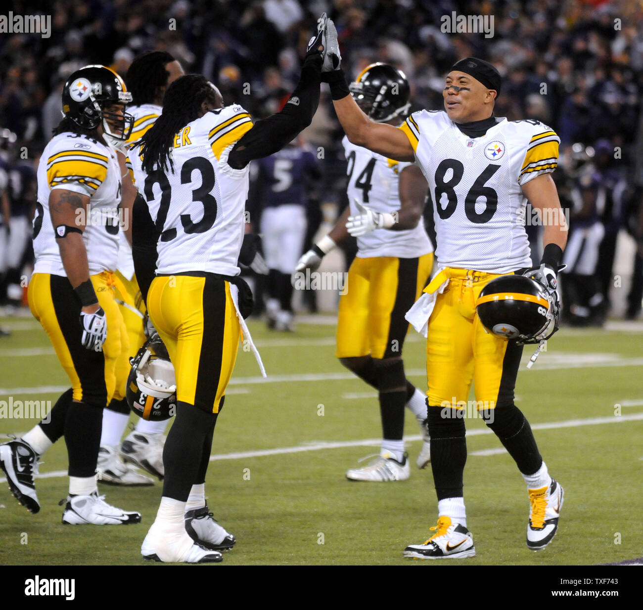 Pittsburgh Steelers wide receiver Hines Ward (86) celebrates with teammate Tyrone Carter (23) after the Steelers defeated the Baltimore Ravens 13-9, at M & T Bank Stadium in Baltimore, Maryland on December 14, 2008. (UPI Photo/Kevin Dietsch) Stock Photo