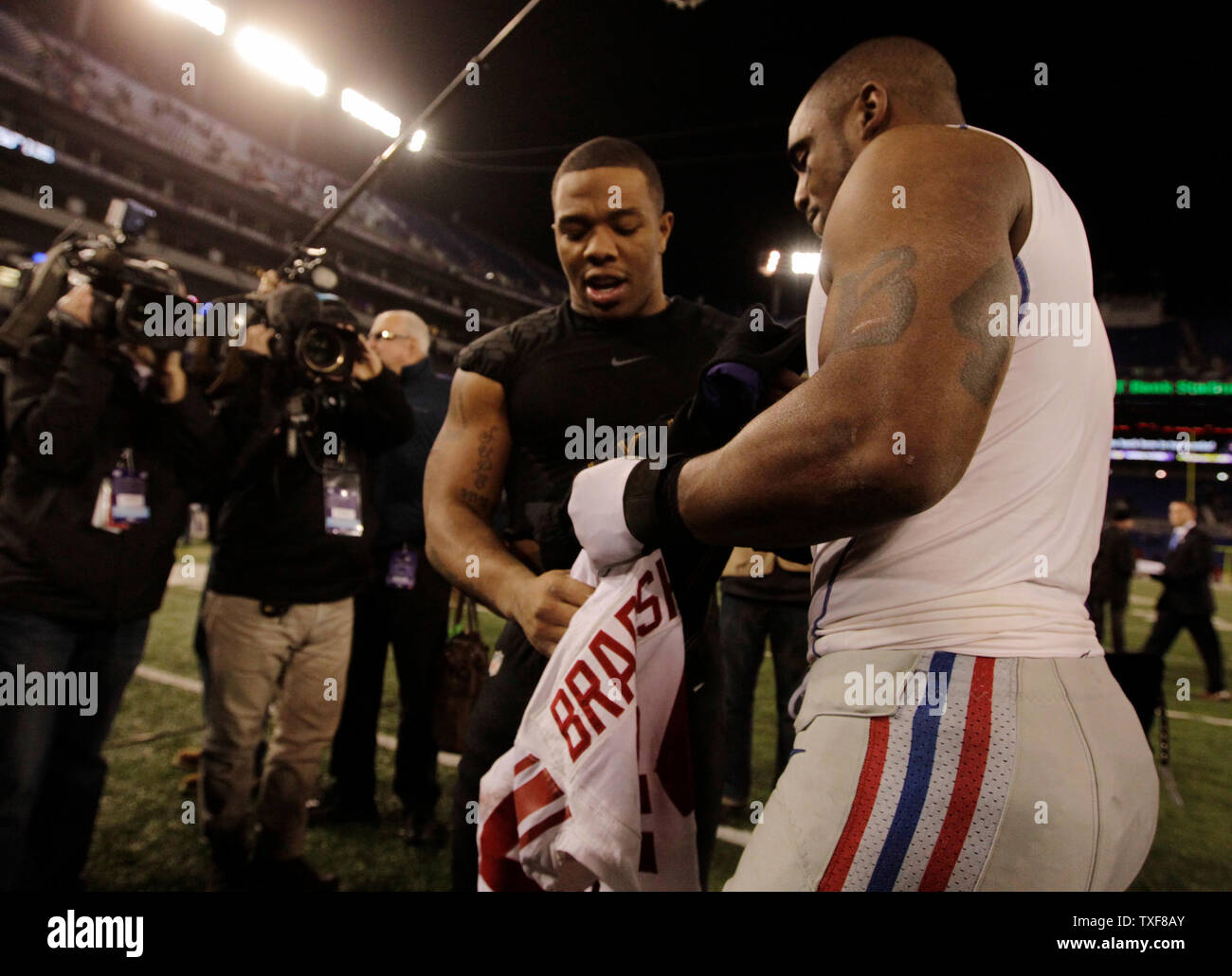 New York Giants Ahmad Bradshaw (Right) trades jerseys with Baltimore Ravens  Ray Rice (L) after the