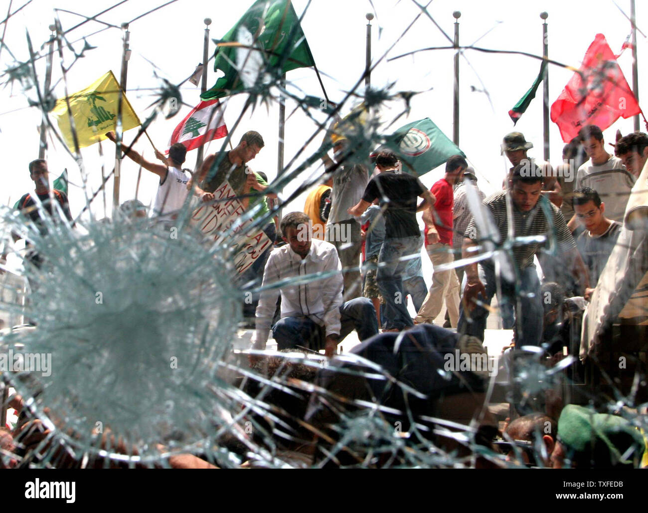 Demonstrators Attack The United Nations Headquarters In Beirut On Sunday July 30 06 After Israeli Jet Struck A Building In The South Lebanon Town Of Qana Killing Over 50 Civilians Thus Far