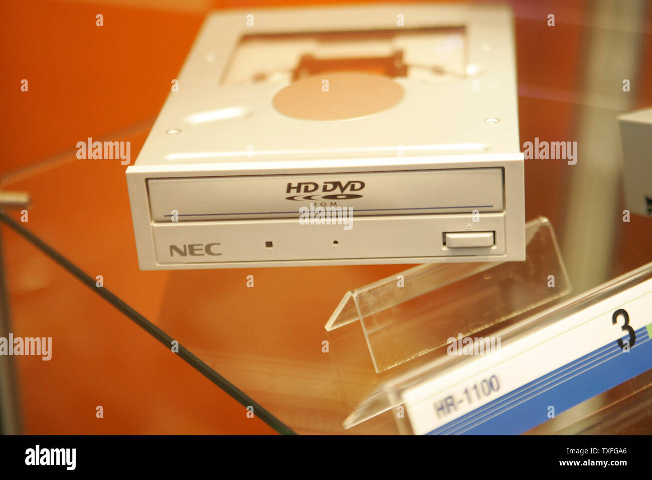Nec Introduces The World S First 5 1 4 Inch Pc Drive For Hd Dvds At Ifa 05 World Of Consumer Electronics Trade Fair In Berlin Germany September 6 05 The Hr 1100a Will Be In
