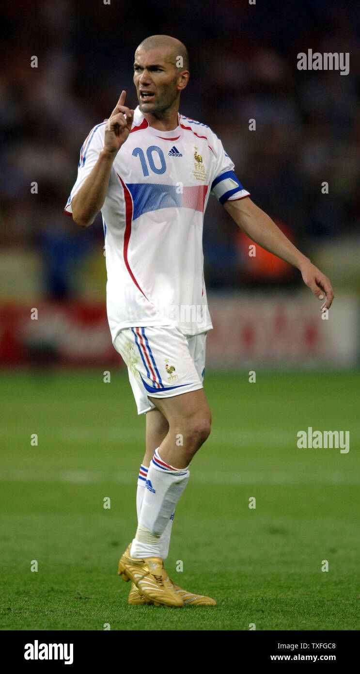 France's Zinedine Zidane (10) gives instructions in the