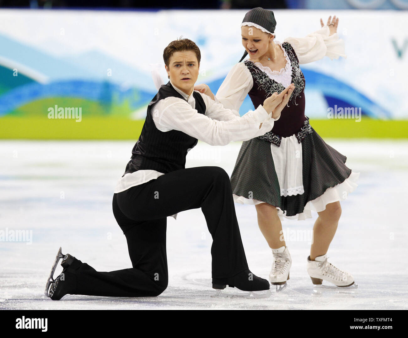 Alexandra Zaretsky (R) and Roman Zaretsky of Israel skate during