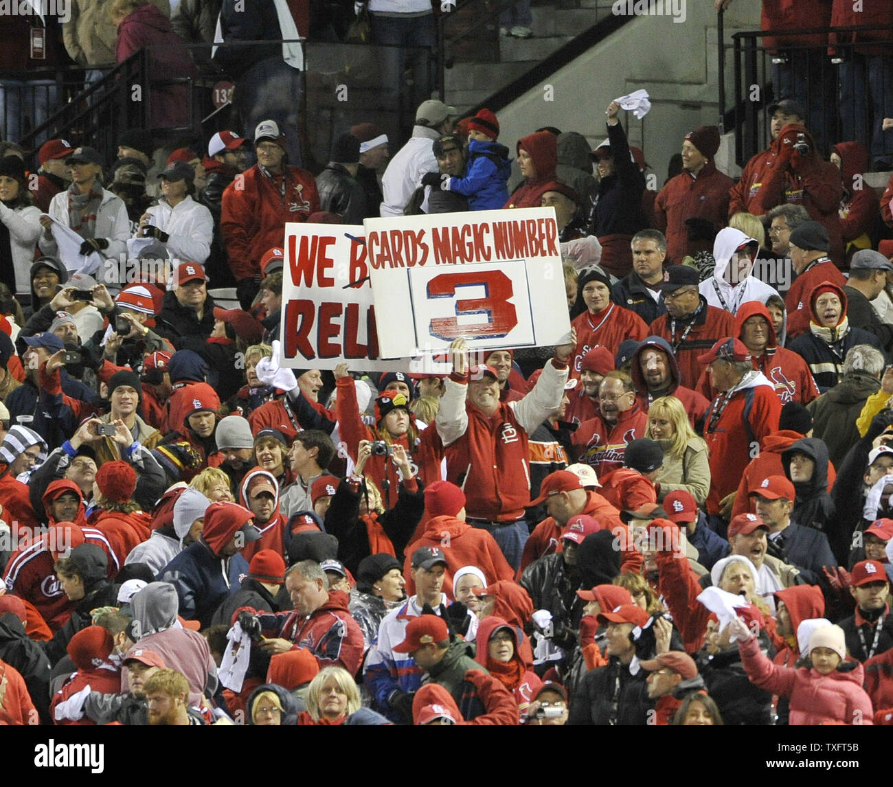 St louis cardinals fans cheer hi-res stock photography and images