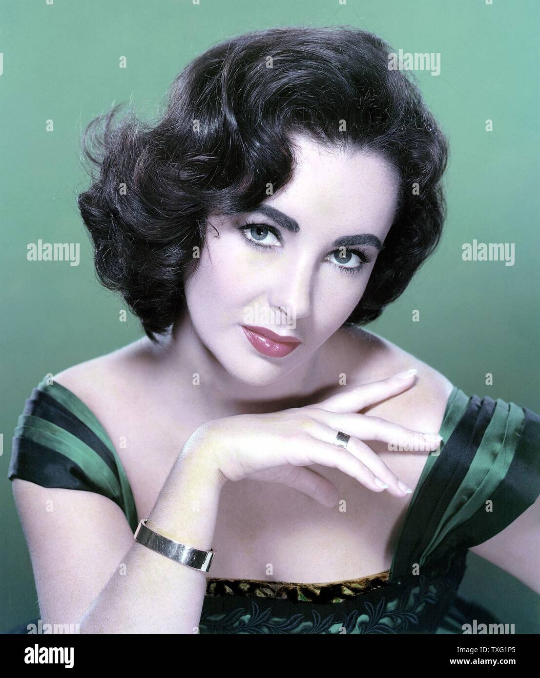 Elizabeth taylor portrait 1954 hi-res stock photography and images - Alamy