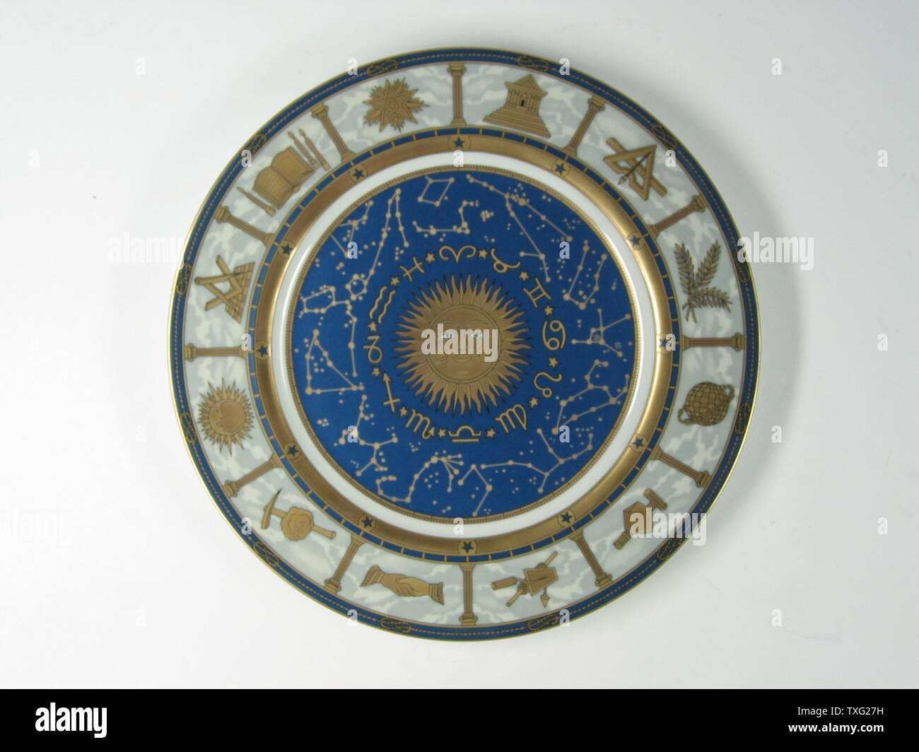Hutschenventher, Germany German Porcelain Plate, colour printing with masonic composition: starry zodiac around radiant sun in the centre, surrounded by 12 traditional symbols  27.5 cm 1999 Paris, Museum of Freemasonry Stock Photo