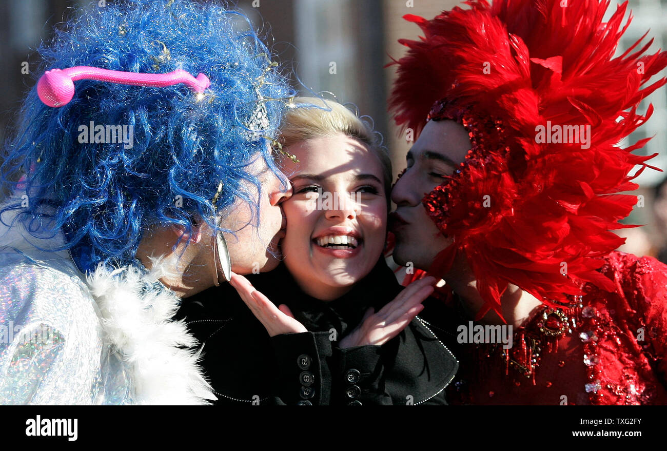 Actress Scarlett Johannson (C) receives a kiss from Harvard University seniors Josh Brener (R) and Justin Rodriguez, during the parade for Hasty Pudding Theatricals of Harvard University 2007 Woman of the Year, for which Johannson was being honored, in Cambridge, Massachusetts on February 15, 2007. (UPI Photo/Matthew Healey) Stock Photo