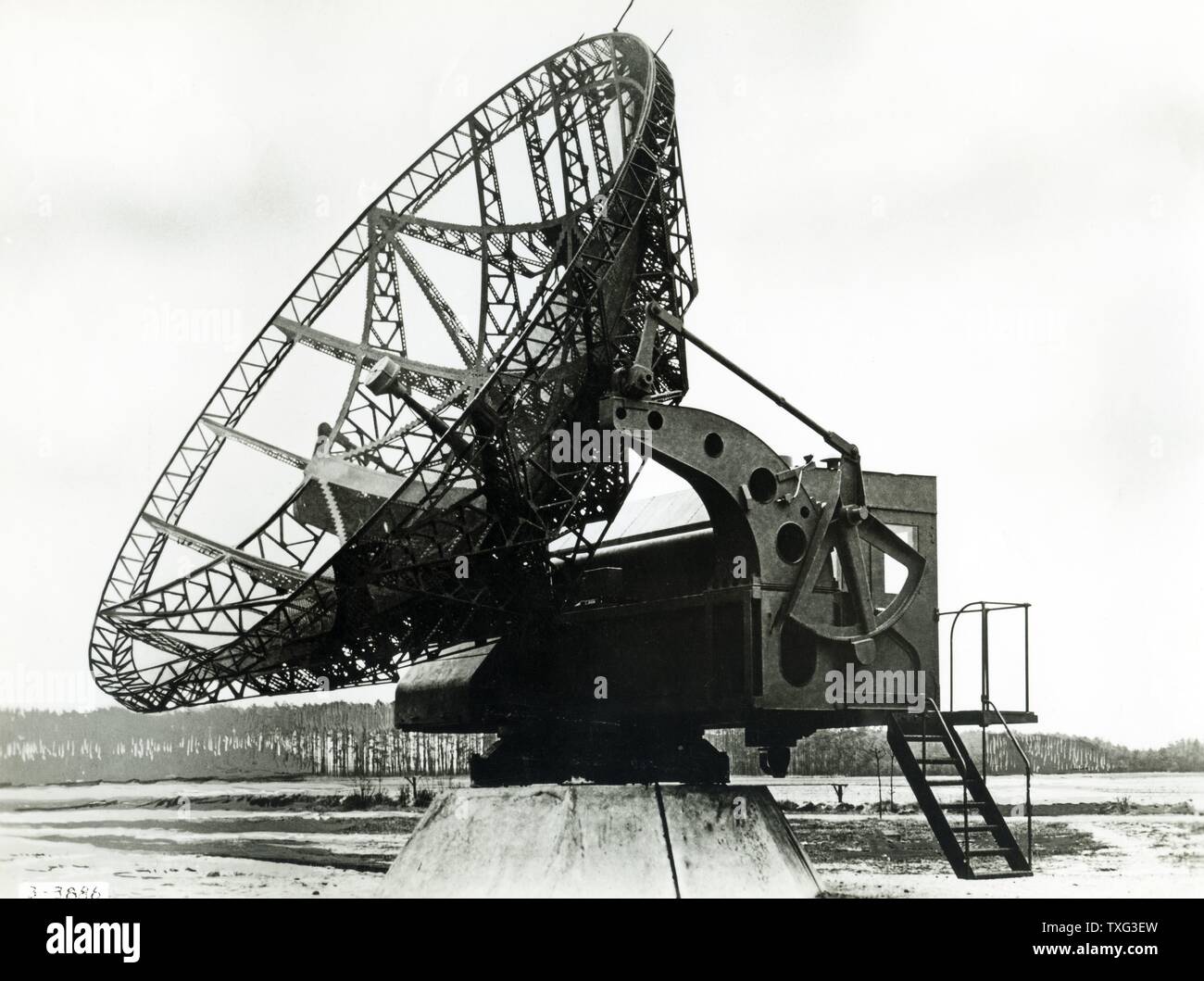 Anti-aircraft German 'Würzburg-Riese' radar, also used to guide night fighters. It has been deisgned by Telefunken. 1942 Stock Photo