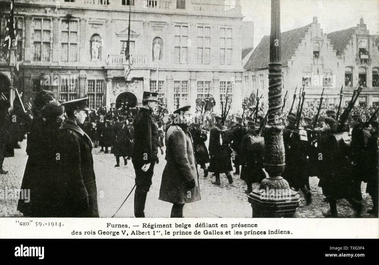 Belgian regiment of soldiers parading in Veurne in front of the leaders of the Allied forces of World War I: King George V of England, King Albert I of Belgium, the Prince of Wales and Indian princes. 1914 Stock Photo