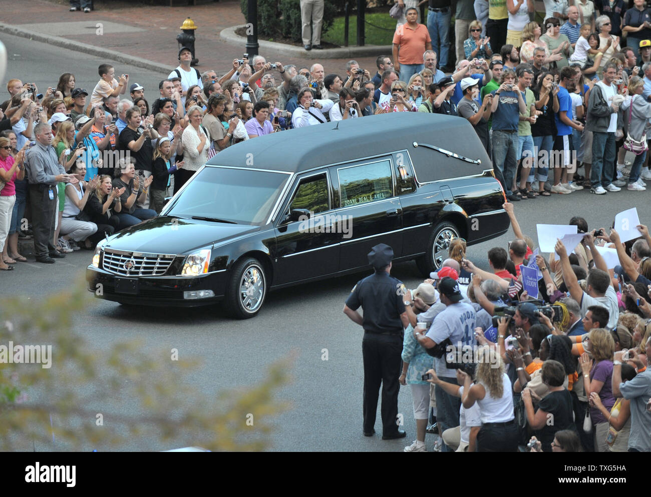 The hearse carrying the remains of Sen. Edward Kennedy (DMA) drives