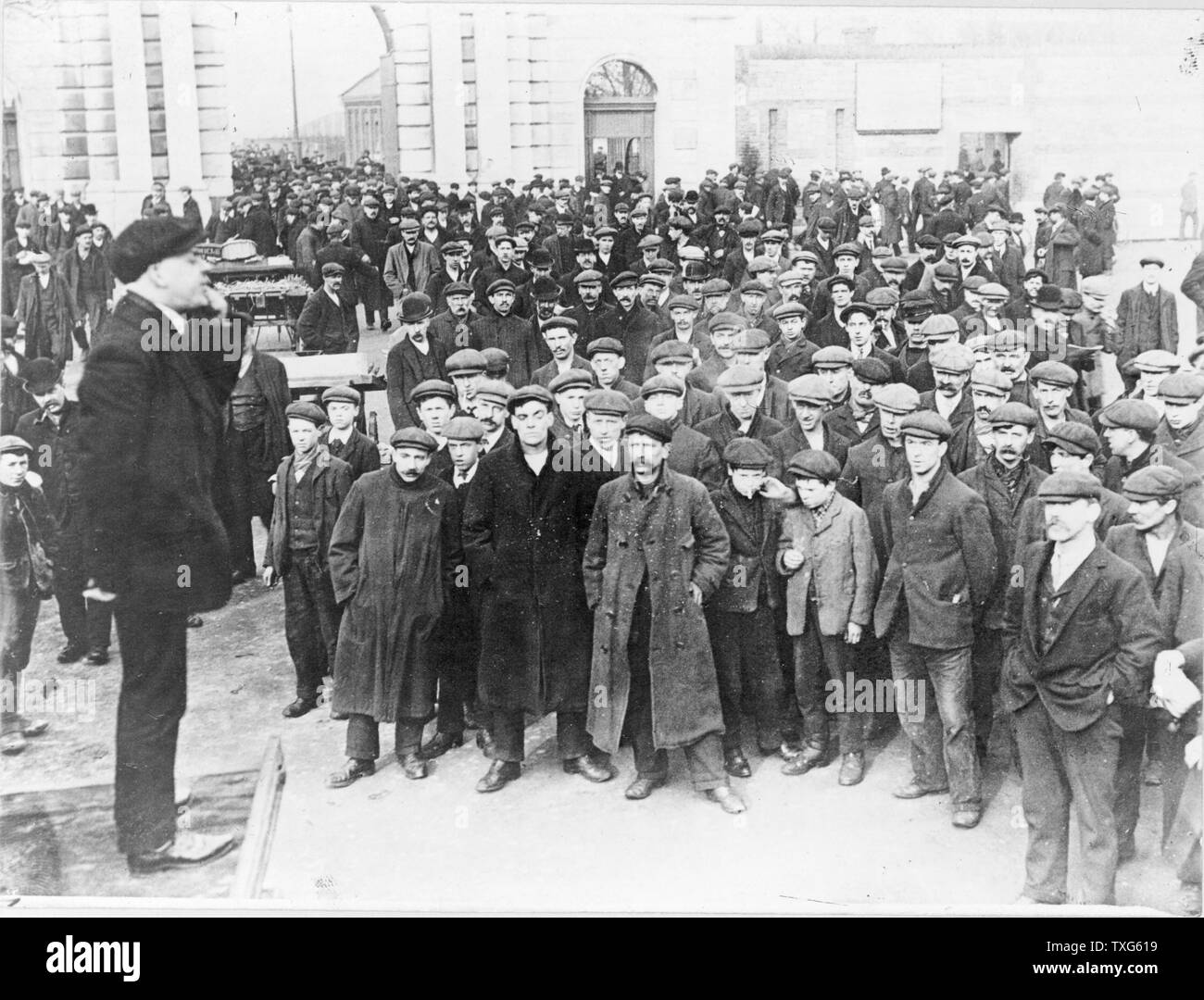 Open air election meeting in Portsmouth Docks, England, 1910s. Stock Photo