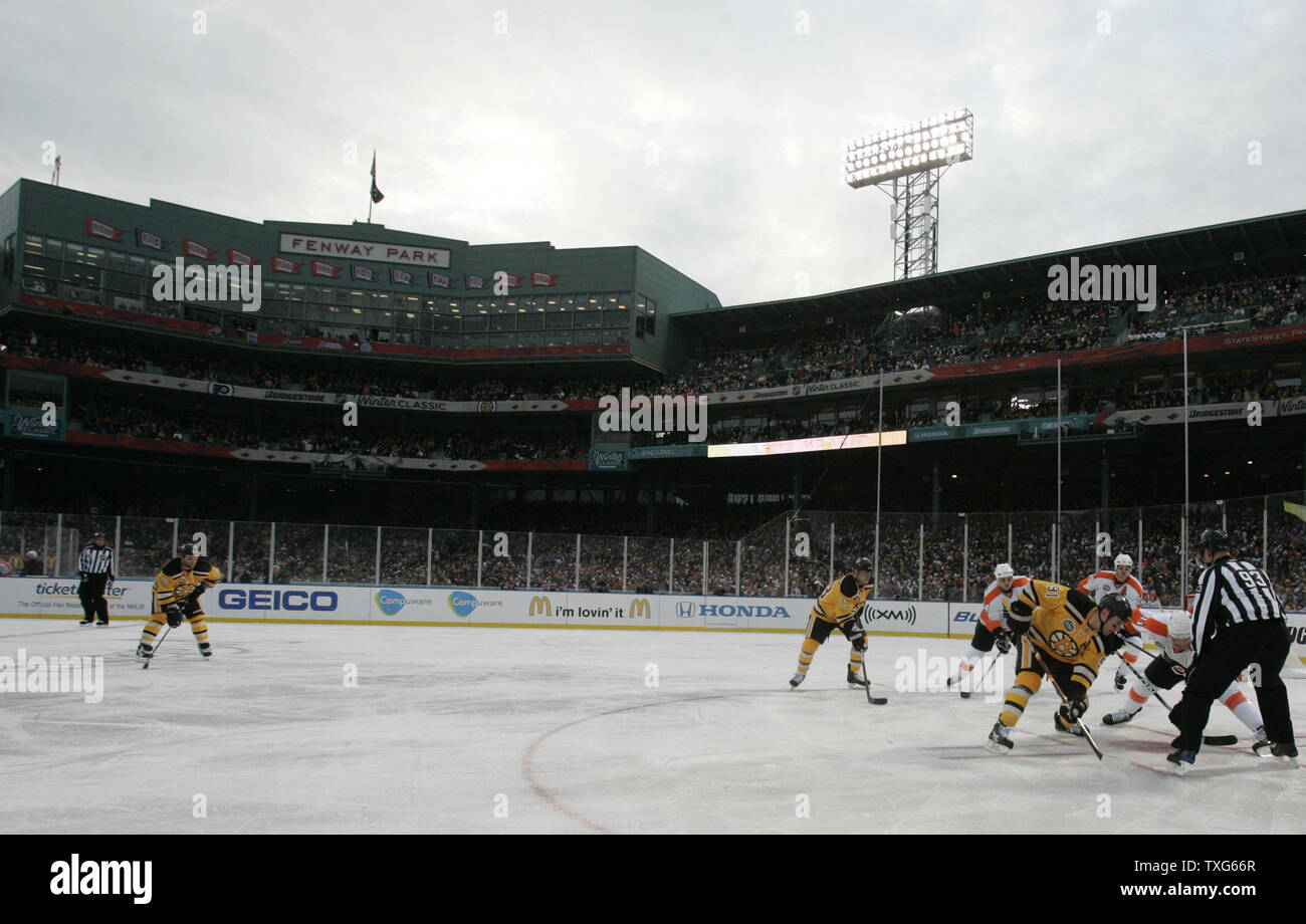 Nhl winter classic fans hi-res stock photography and images - Alamy