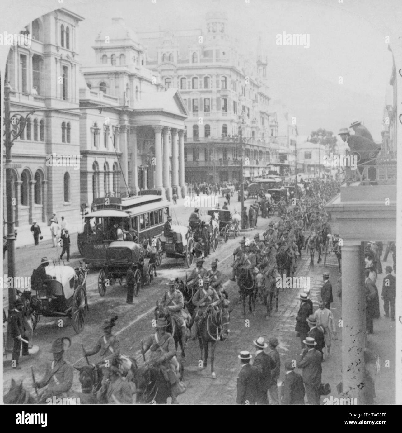 Second Boer War 1899-1900 : South African Lighthorse proceeding along Adderly Street, Cape Town, to entrain for the front Stock Photo
