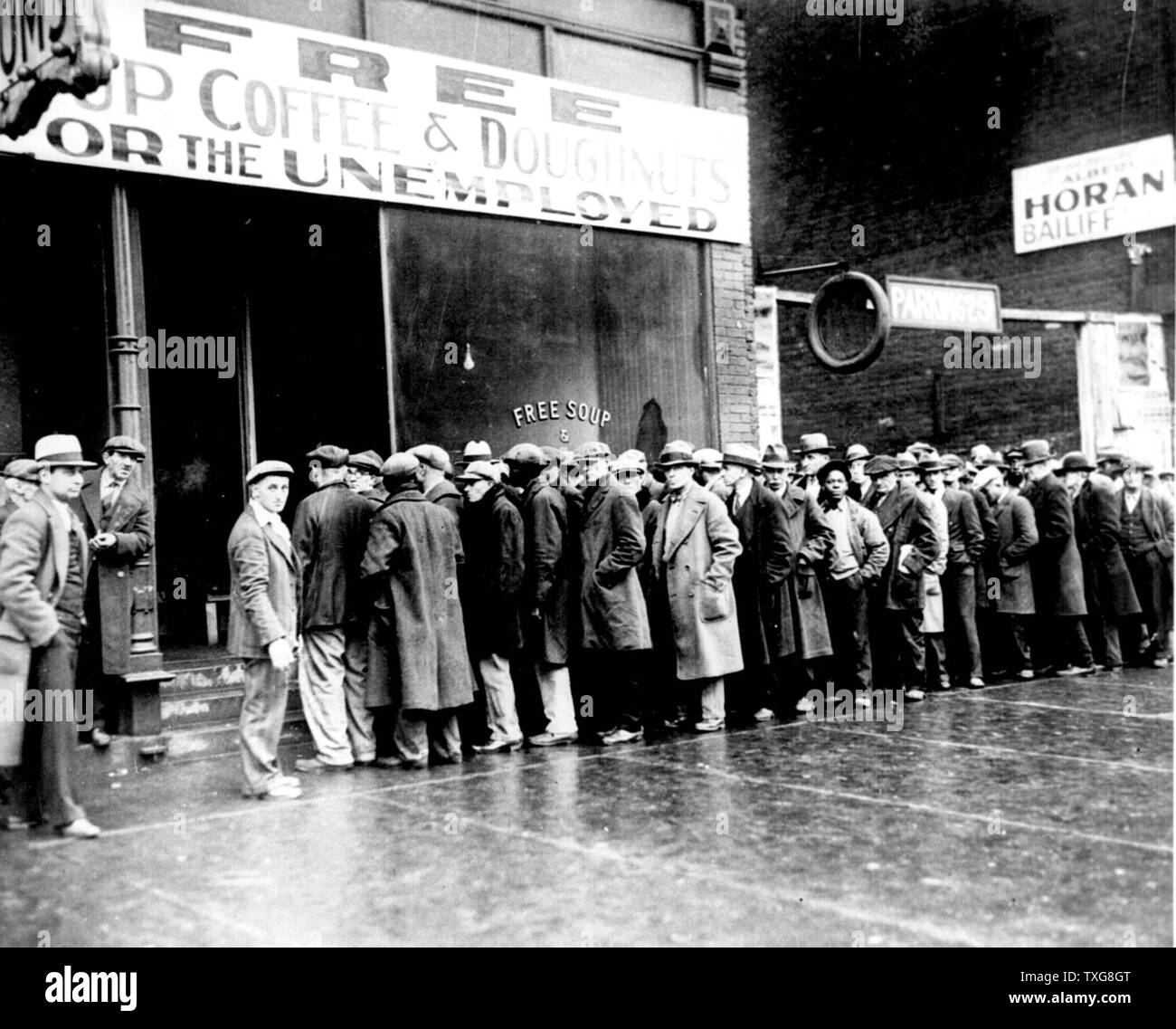 Unemployed men queuing outside a soup kitchen in New York during the Great Depression Stock Photo