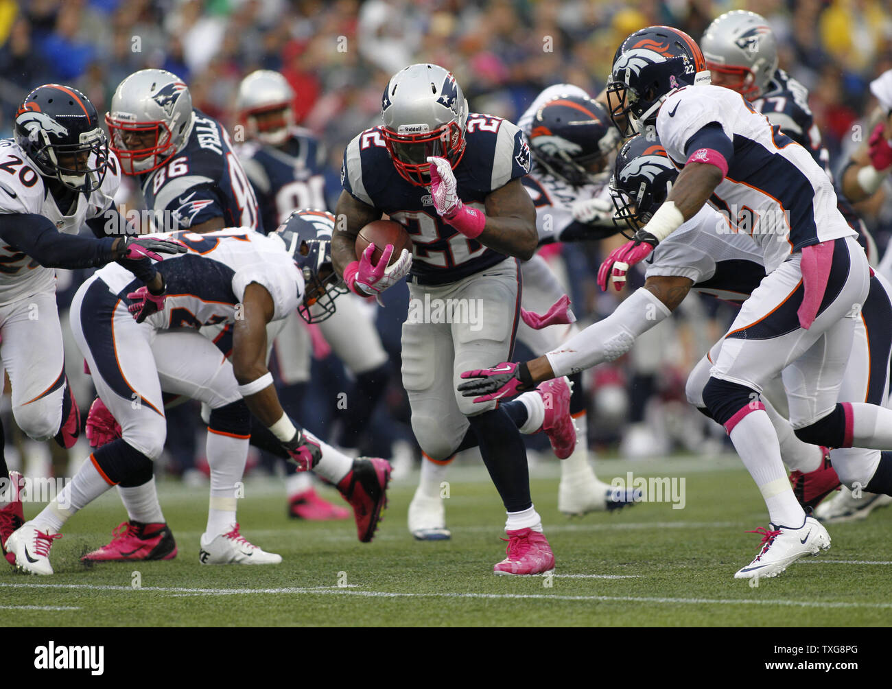 New England Patriots running back Steven Ridley (22) runs through a ...