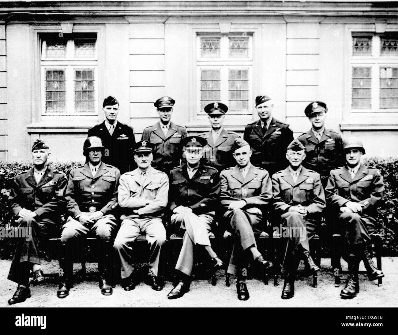 Senior American military officers during World War II.  Seated left to right : Generals William H. Simpson, George S. Patton, Carl A. Spaatz, Dwight D. Eisenhower, Omar Bradley, Courtney H. Hodges, and Leonard T. Gerow Stock Photo