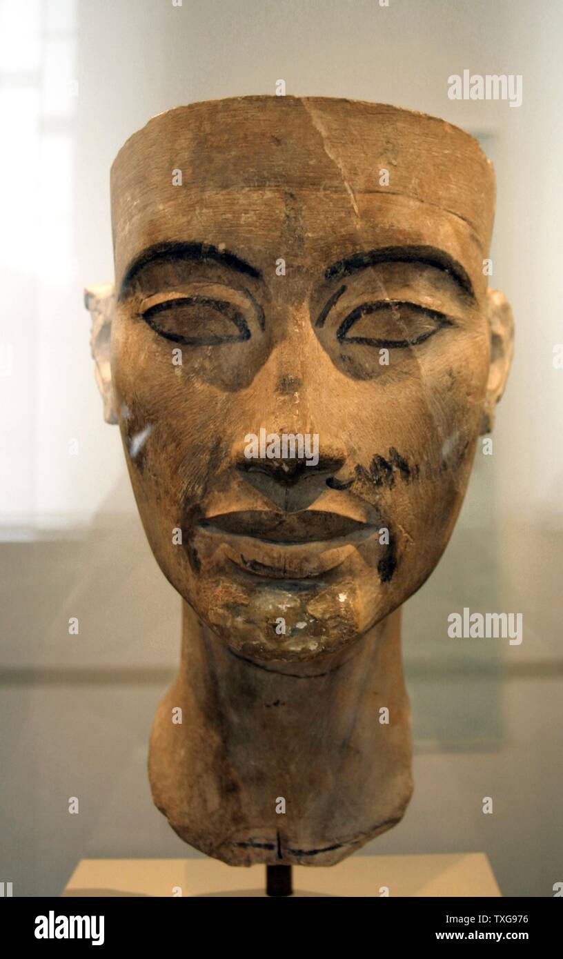 Bust of Nefertiti, Great Royal Wife to the Egyptian Pharaoh Akhenaten. Nefertiti and her husband were known for a religious revolution. They worshipped one god only, Aten, the sun's god Stock Photo
