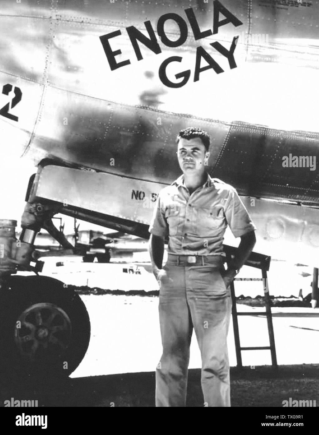 Paul Tibbets signed 8x10 Atomic bombing.Retirement Enola Gay Pilot-Hiroshima