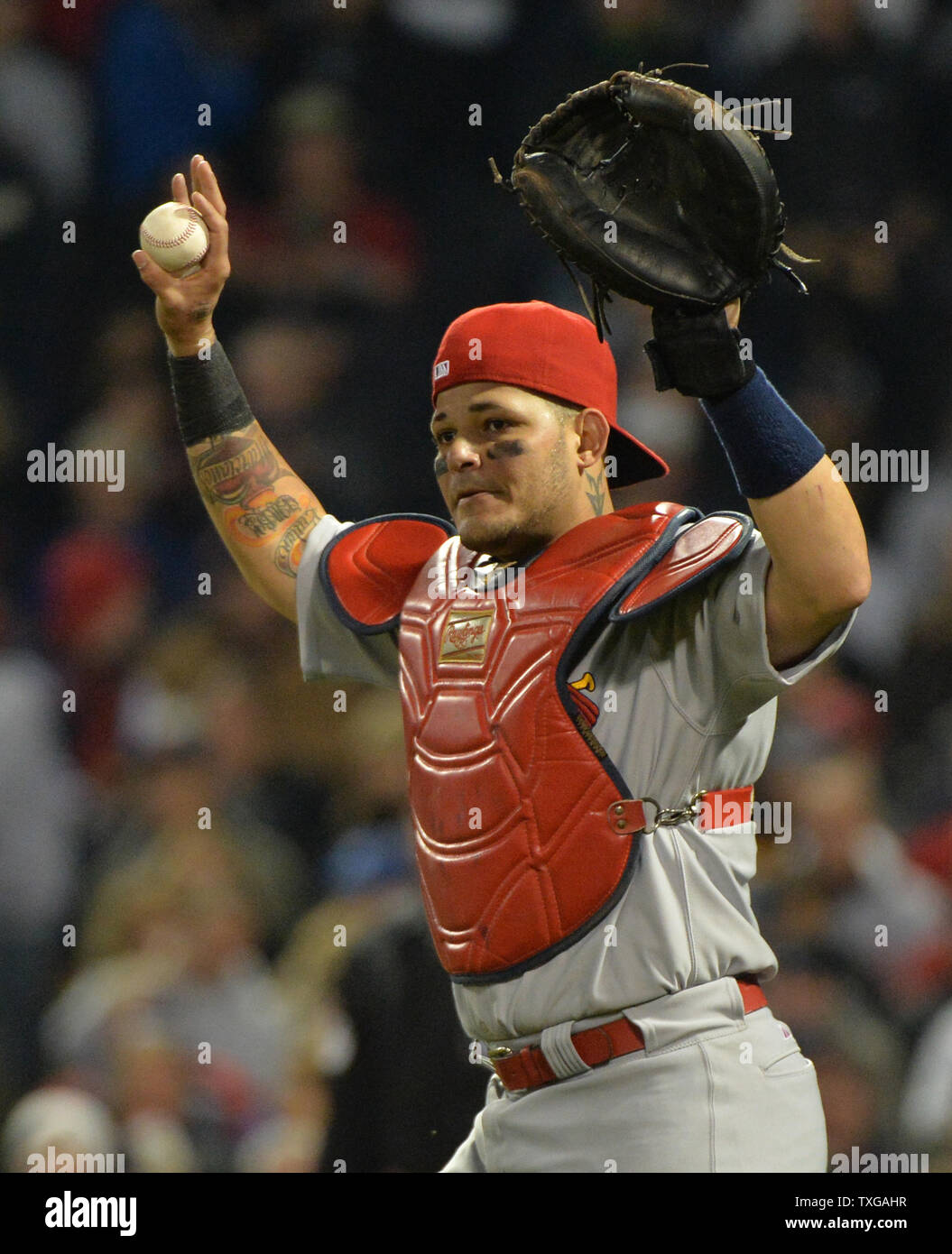 Yadier molina catching hi-res stock photography and images - Alamy, image size:1055x1390