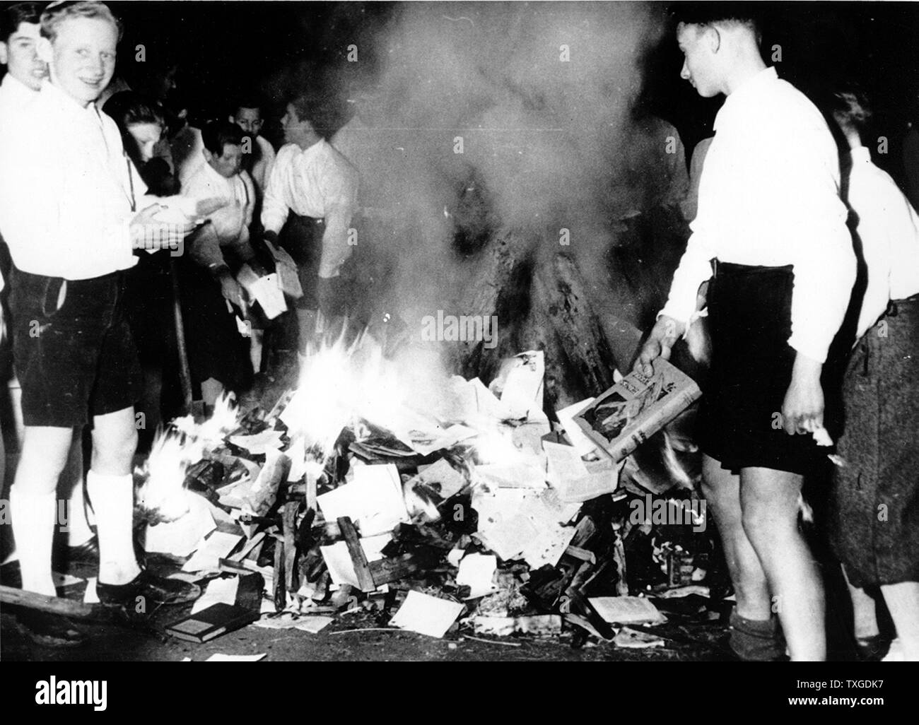 Photograph of Hitler Youth members burning books. Dated 1938 Stock Photo
