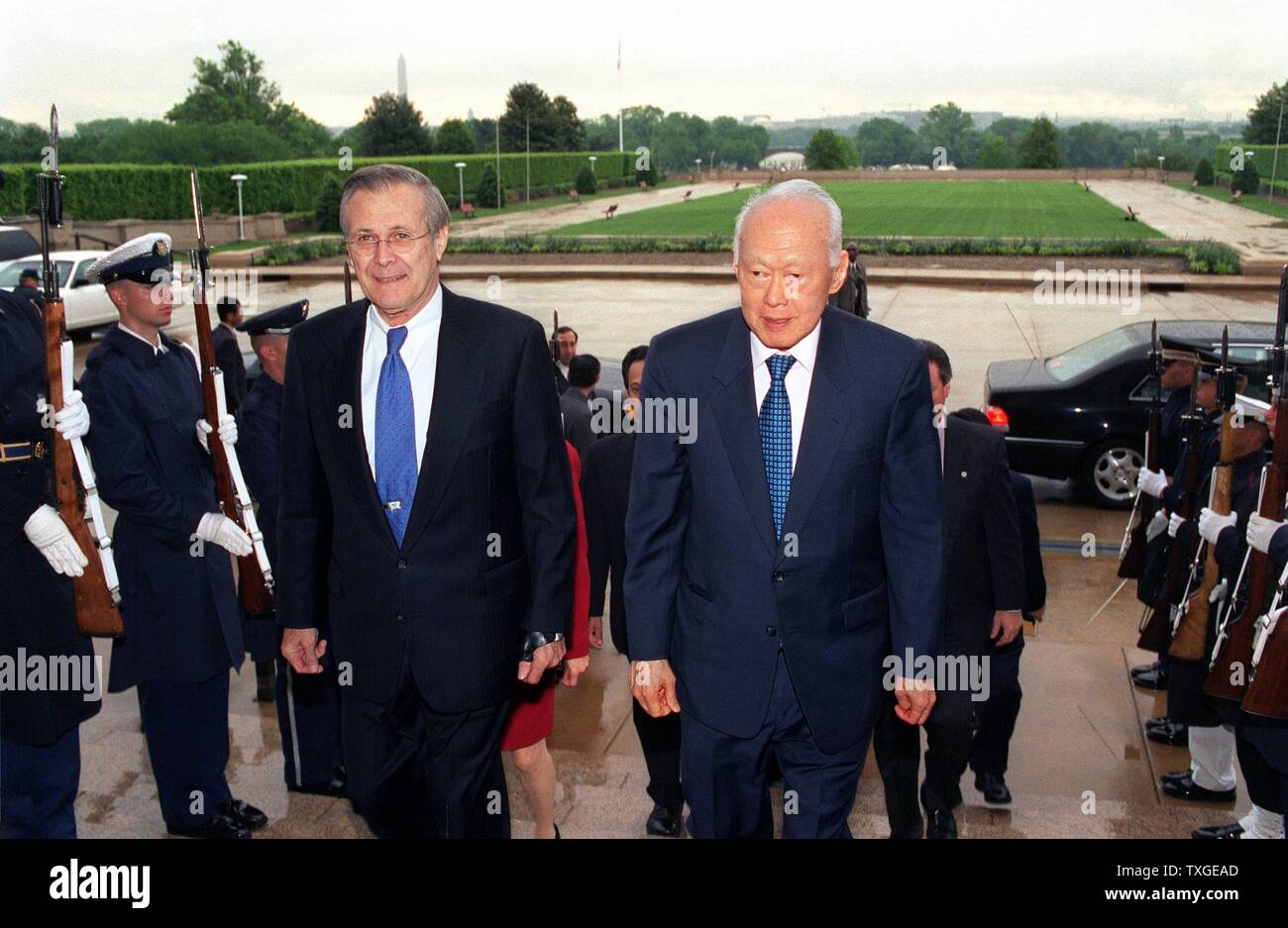 Photograph of Secretary of Defense Donald H. Rumsfeld (1932-) escorting Senior Minister Lee Kuan Yew (1923-2015) of Singapore, through an honour cordon and into the Pentagon. Dated 2002 Stock Photo