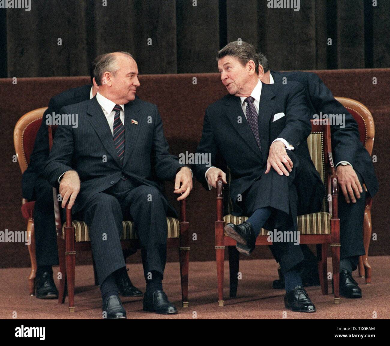 Photograph of President Ronald Reagan talking to Soviet general secretary of the Communist Party of the Soviet Union Mikhail Gorbachev. Dated 1985 Stock Photo