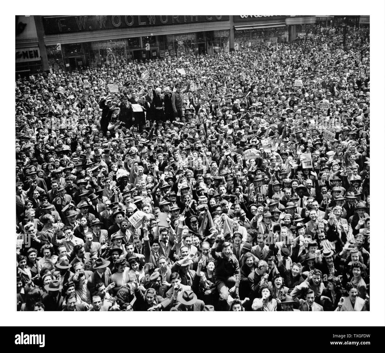 Crowd gathers in New York, USA, to celebrate the end of World war two in Europe May 1945 Stock Photo