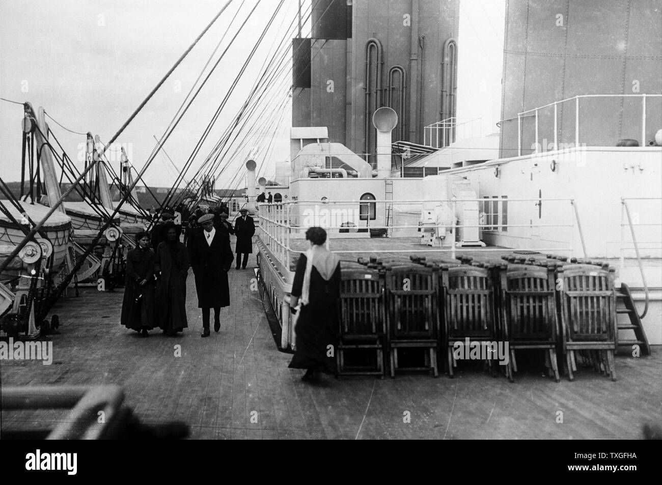 Passengers walk on the deck of the SS Titanic 1912 Stock Photo