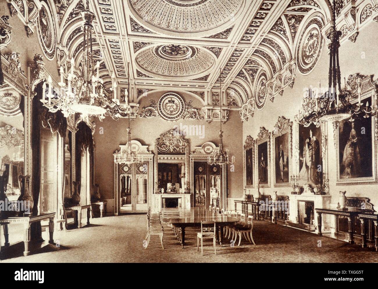 Dining room at Buckingham Palace, London 1940 Stock Photo