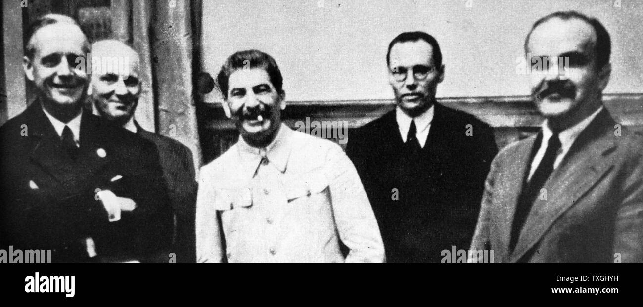Photographic print of Joachim von Ribbentrop (1893-1946), Joseph Stalin (1878-1953), and Vyacheslav Molotov (1890-1986) meeting to sign the German-Soviet Pact in Moscow. Dated 20th Century Stock Photo
