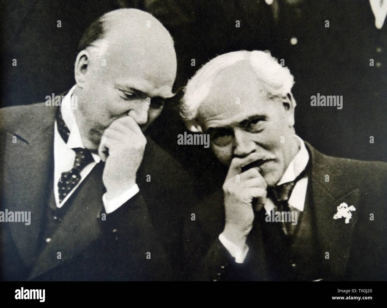 Photographic print of former Prime Minister of Canada, R. B. Bennett (1870-1947) talking to former Prime Minister of Britain, Ramsay MacDonald (1866-1937). Dated 20th Century Stock Photo