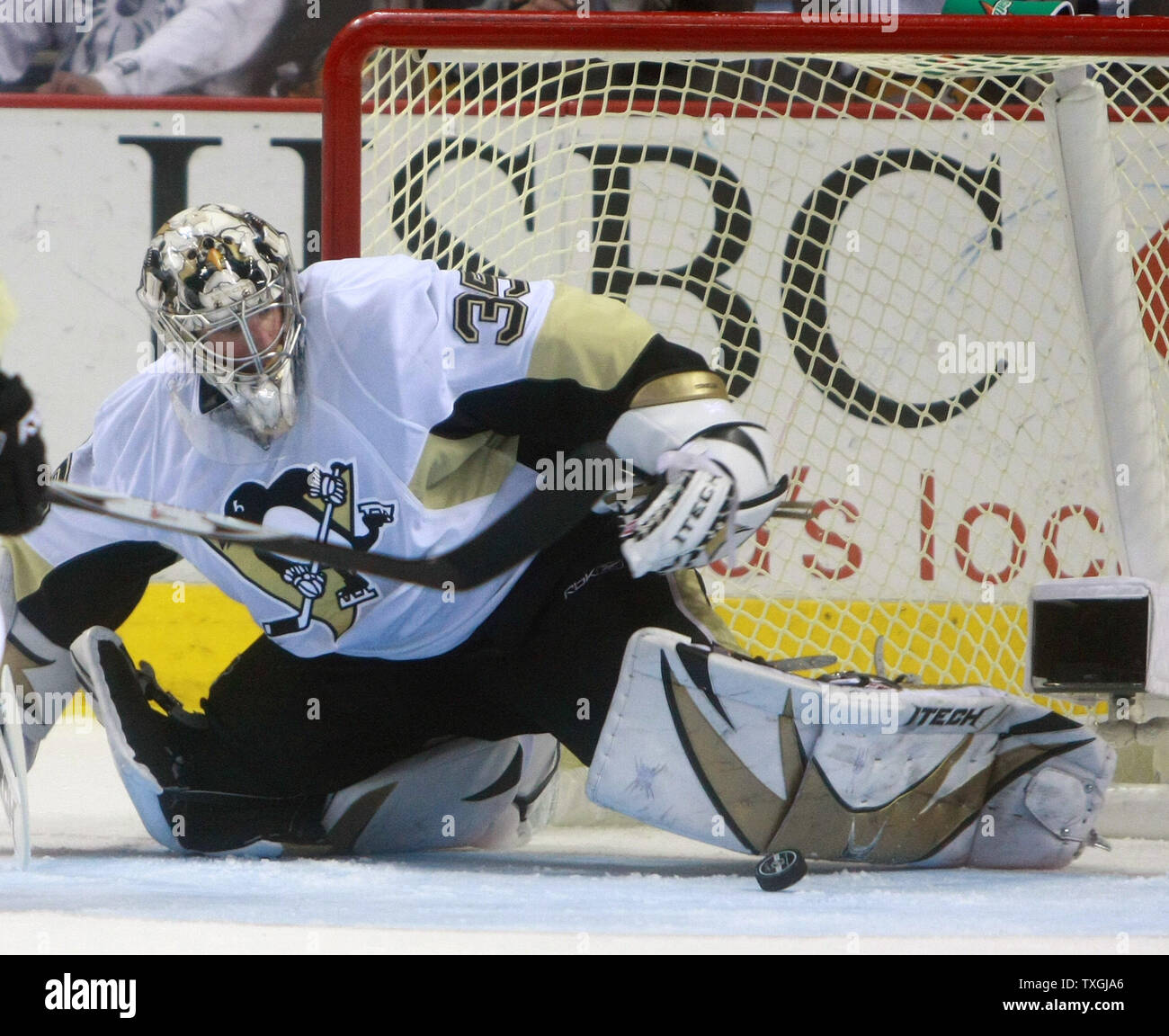 Pittsburgh Penguins goalie Ty Conklin (35) makes a glove save