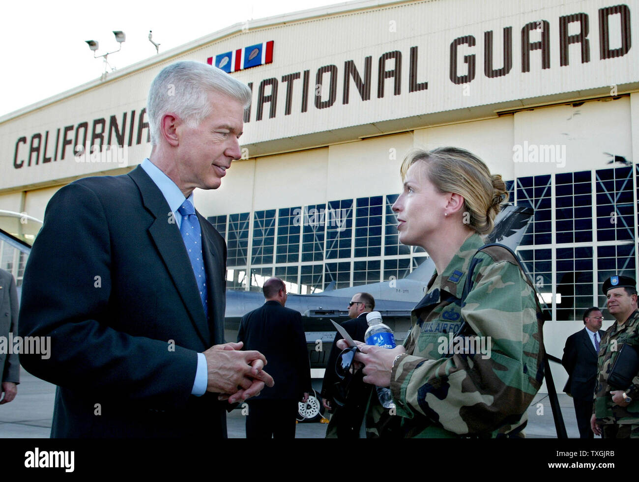 California Governor Gray Davis (Left) talks with Capt. Denise Varner of the California Air National Guard (right) during a stop to thank the 144th Fighter Wing, of California Air National Guard based at Fresno for their continuing roll in Operation Noble Eagle. Davis is on a three-day anti-recall 'Just Say No!' fly-around as a lead up to the October 7th Recall Election (UPI/KEN JAMES) Stock Photo