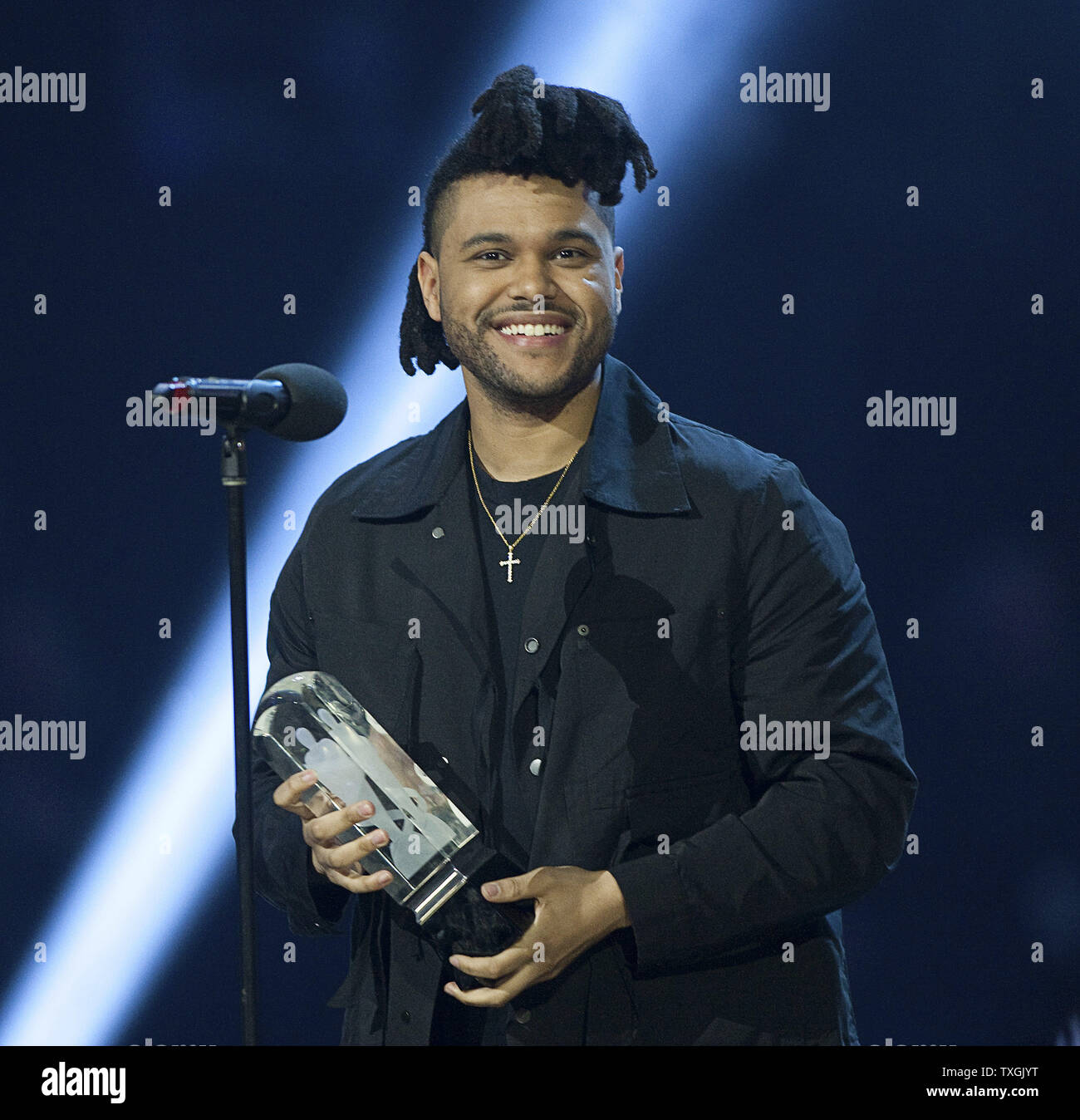 The Weeknd's Abel Tesfaye picks up the "Single of the Year" at the 2016(04)