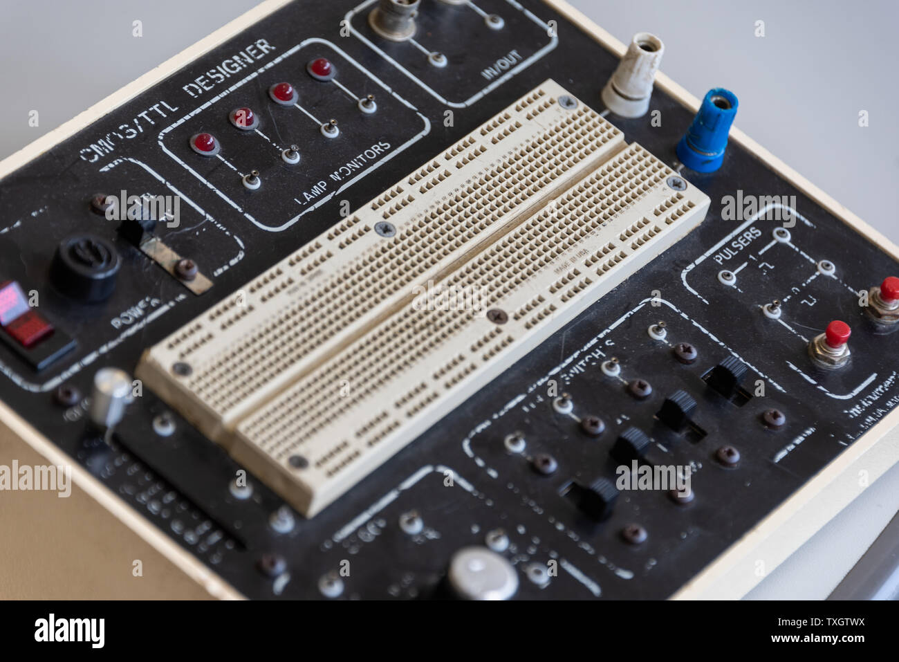 Electronics breadboard hi-res stock photography and images - Alamy