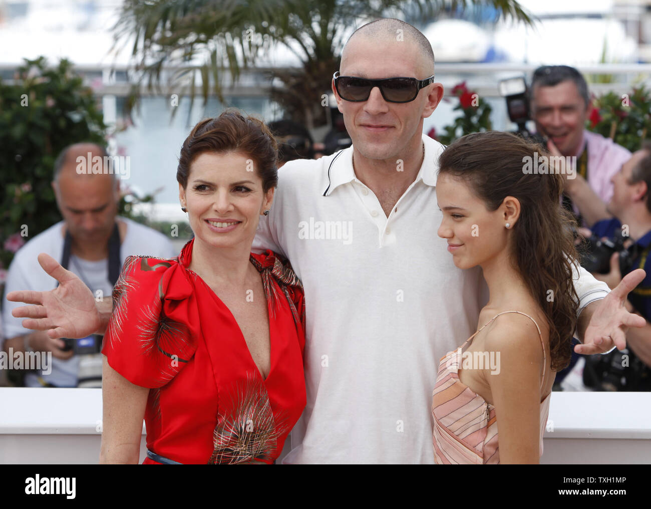 Actress Debora Bloch (L), actor Vincent Cassell (C) and actress Laura Neiva arrive at a photocall for the film 'A Deriva' at the 62nd annual Cannes Film Festival in Cannes, France on May 21, 2009.   (UPI Photo/David Silpa) Stock Photo