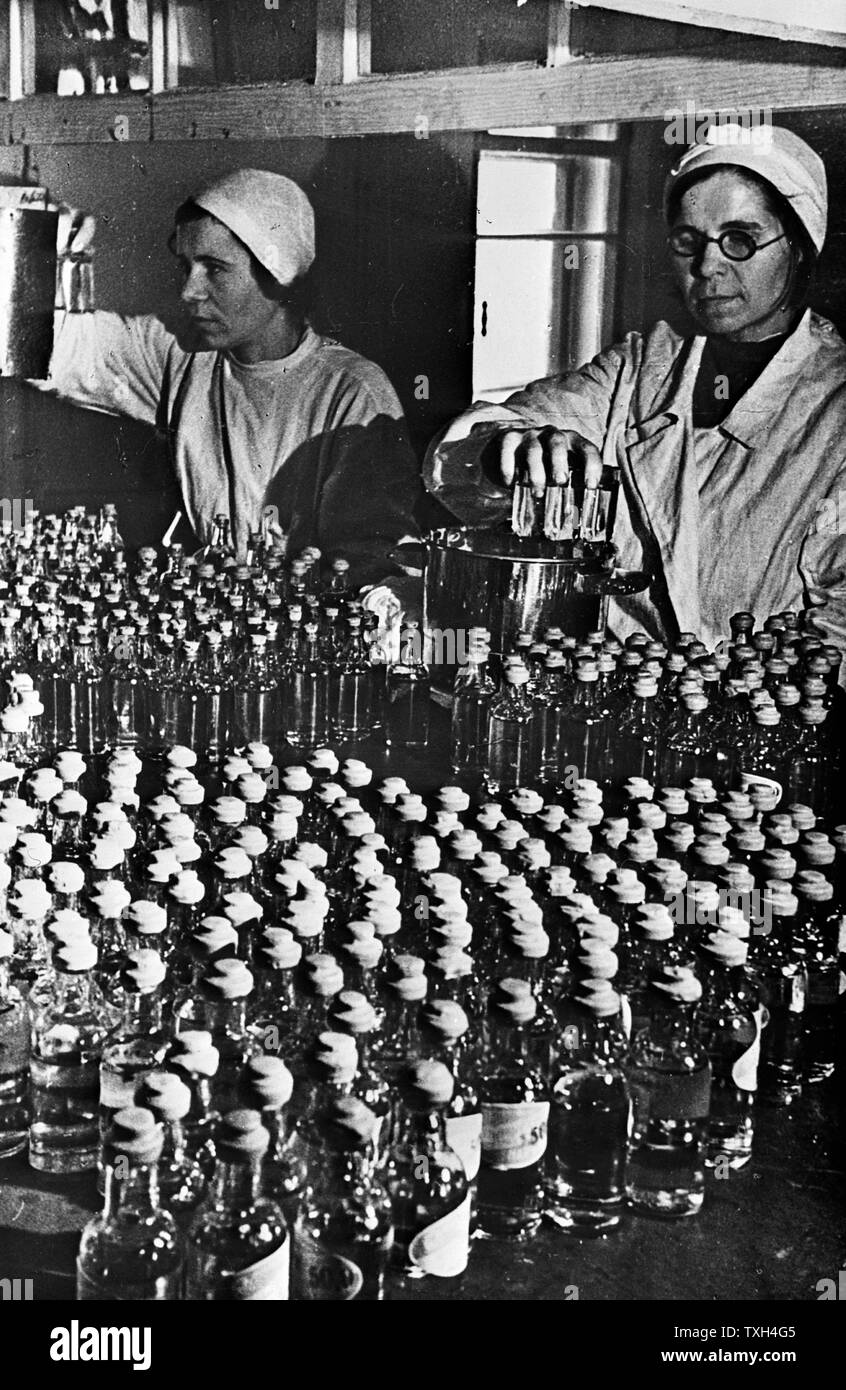 Preparing prescriptions in the Moscow Pharmaceutical Plant USSR, 1935-1945 Stock Photo