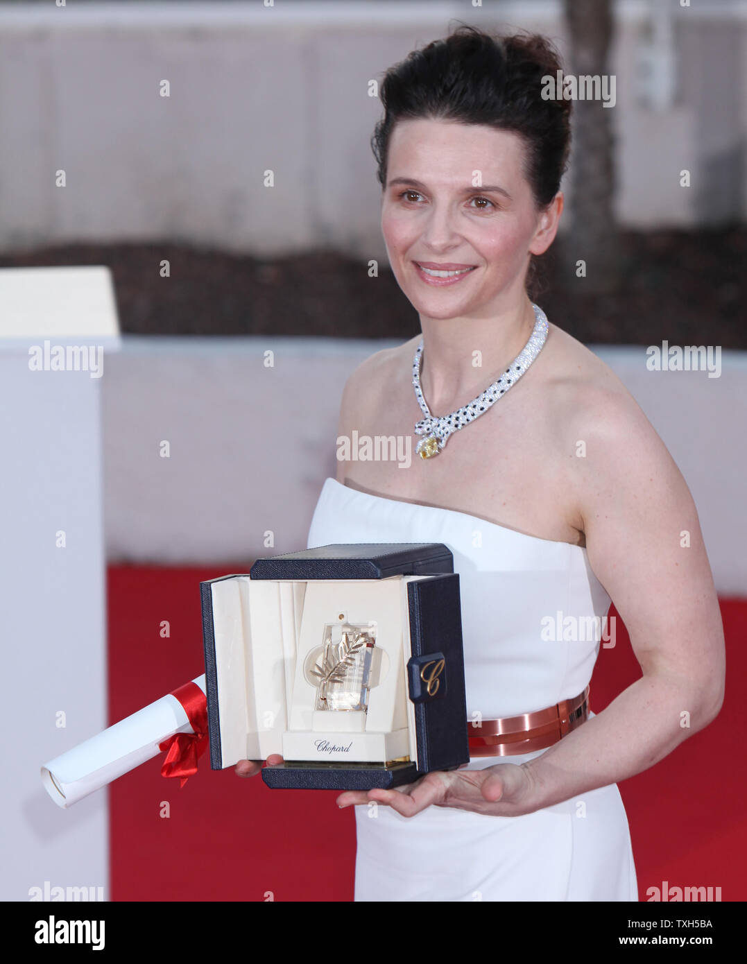 Juliette Binoche arrives at the awards photocall after winning the Best  Performance for an Actress prize for the film \, image size:1077x1390