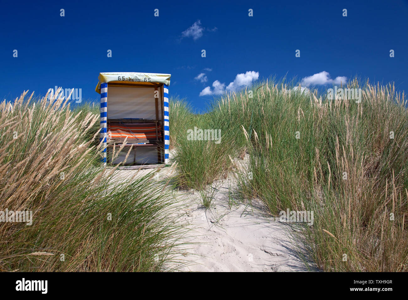 geography / travel, Germany, Lower Saxony, East Frisian Islands, Borkum, beach tents in the dunes, so, Additional-Rights-Clearance-Info-Not-Available Stock Photo
