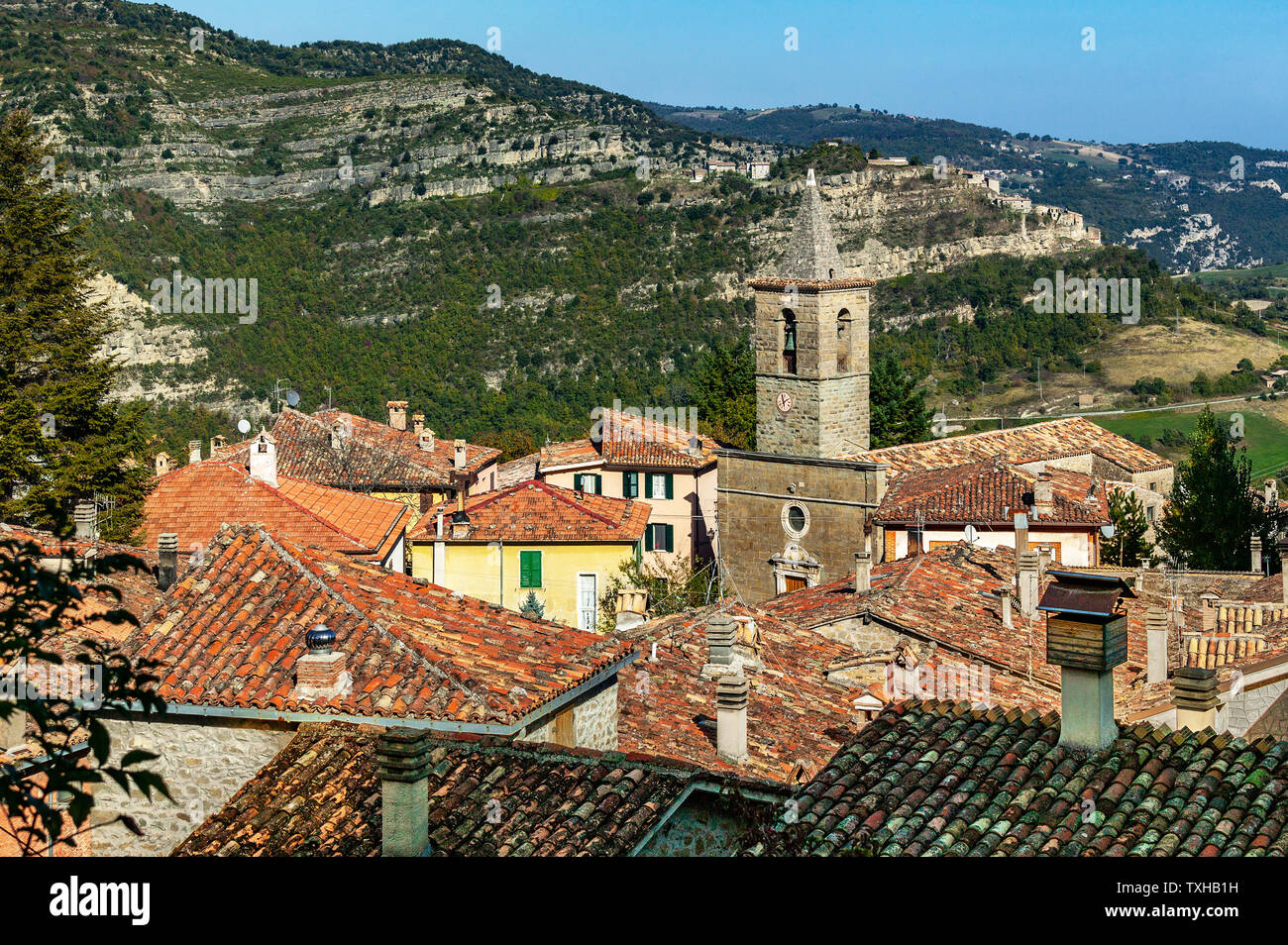 roofs of Fano Adriano overlooking the Laga mountains. Teramo province,  abruzzo, Italy, Europe Stock Photo - Alamy