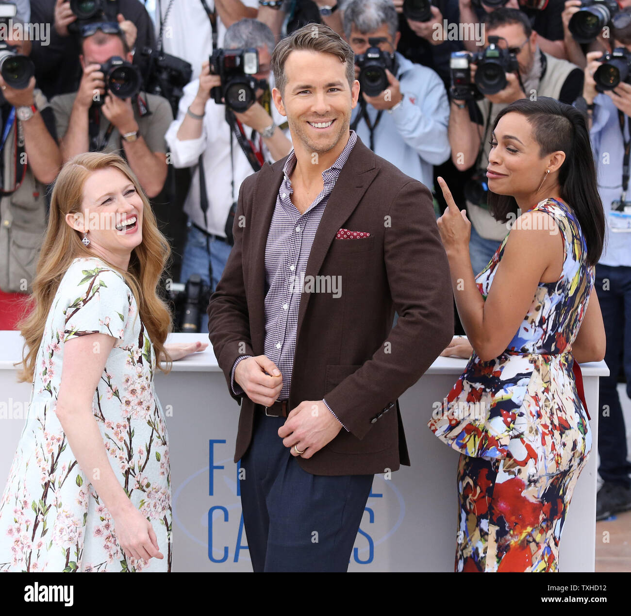 https://c8.alamy.com/comp/TXHD12/mireille-enos-l-ryan-reynolds-c-and-rosario-dawson-arrive-at-a-photo-call-for-the-film-captives-during-the-67th-annual-cannes-international-film-festival-in-cannes-france-on-may-16-2014-upidavid-silpa-TXHD12.jpg