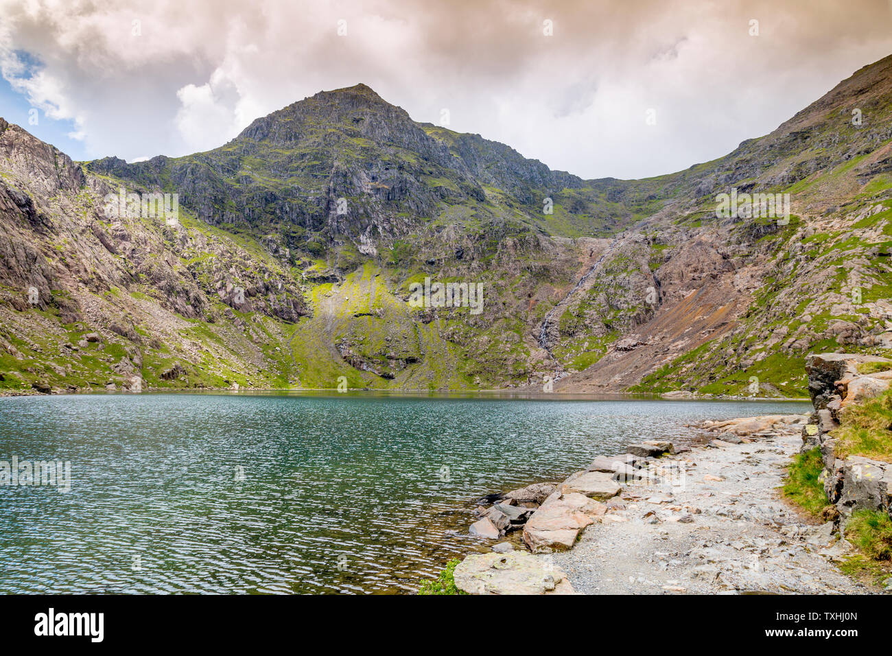The east face of Snowdon (3,560ft) and Glaslyn lake as viewed from the Miners Track, Snowdonia National Park, Gwynedd, Wales, UK Stock Photo