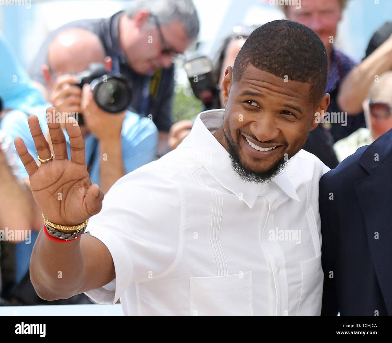 Usher arrives at a photocall for the film "Hands of Stone" during the