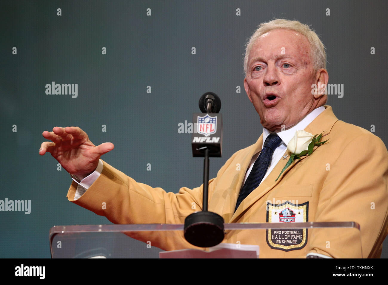 Jerry Jones speaks during his enshrinement into the Pro Football Hall