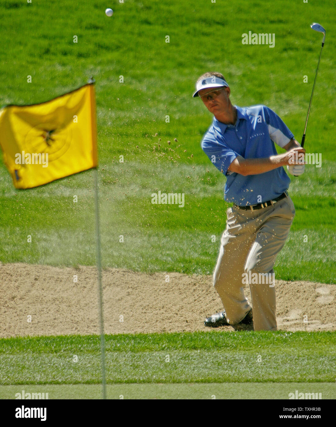 Early leader John Senden watches his bunker shot near the ninth green during the second round of The International at Castle Pines Golf Club in Castle Rock, Colorado August 11, 2006. Senden dropped a point to fifteen with a bogey because of The International's modified Stableford scoring system.   (UPI Photo/Gary C. Caskey) Stock Photo