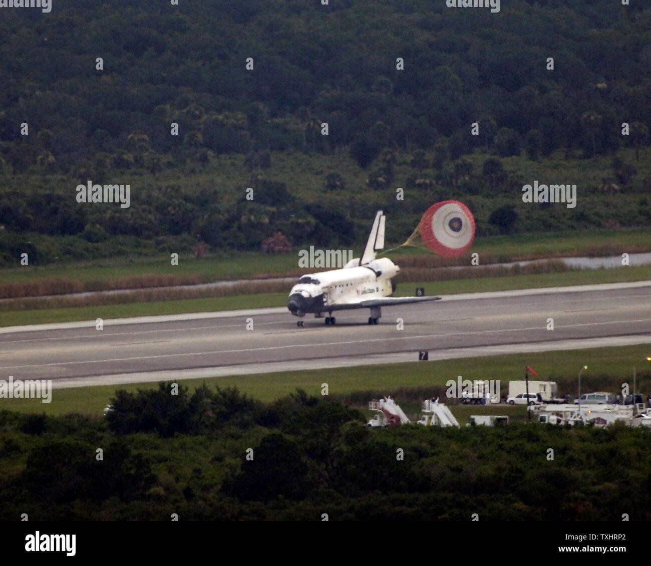 The Space Shuttle Discovery touches down at the Kennedy Space Center ...