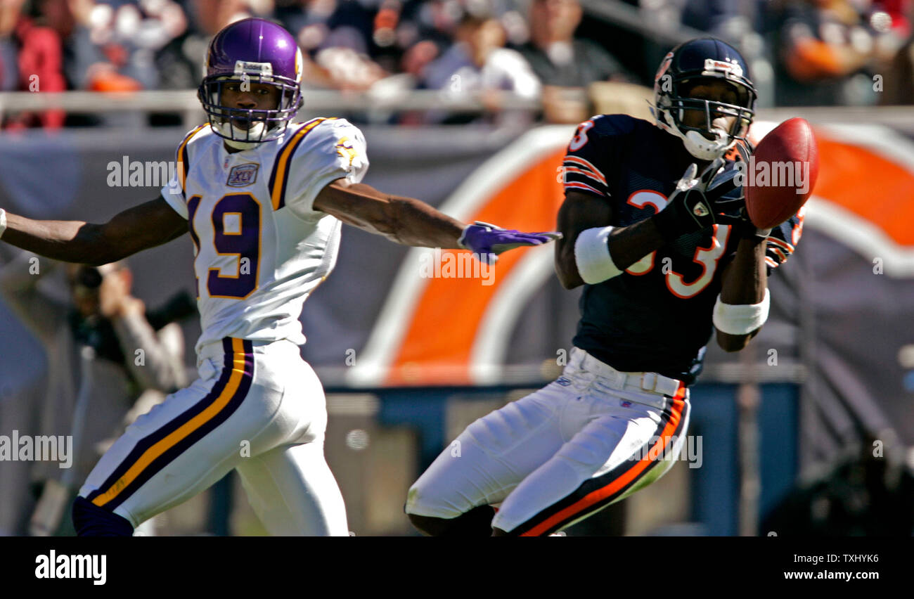 Chicago Bears Charles Tillman, right, breaks up a pass intended for Minnesota Vikings Troy Williamson (19) during the second quarter, October 16, 2005, at Soldier Field in Chicago. The Bears won 28-3. (UPI Photo/Brian Kersey) Stock Photo